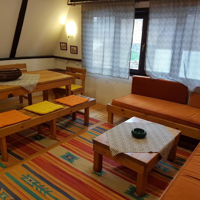 Story Mountain Chalet - Vacation Home - 1