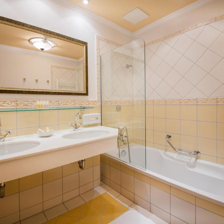 Hotel AlpenSchlössl - Deluxe Doppelzimmer mit Bad - 2