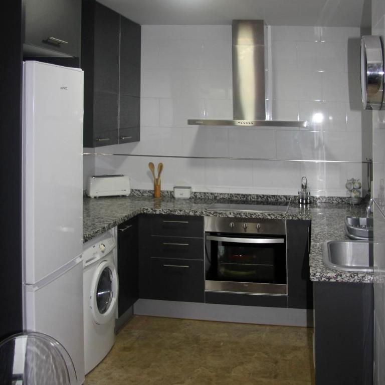 Holiday Apartments Malvarrosa Beach - Superior Two-Bedroom Apartment with Terrace - 4