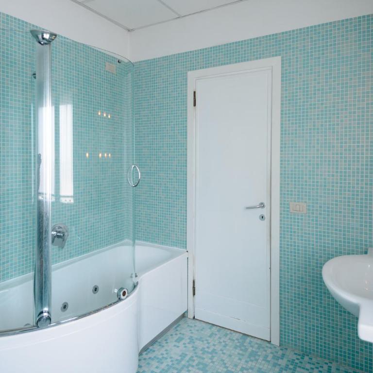 Hotel Continental - Camera Matrimoniale/Doppia con Letti Singoli con Vasca Idromassaggio - 2