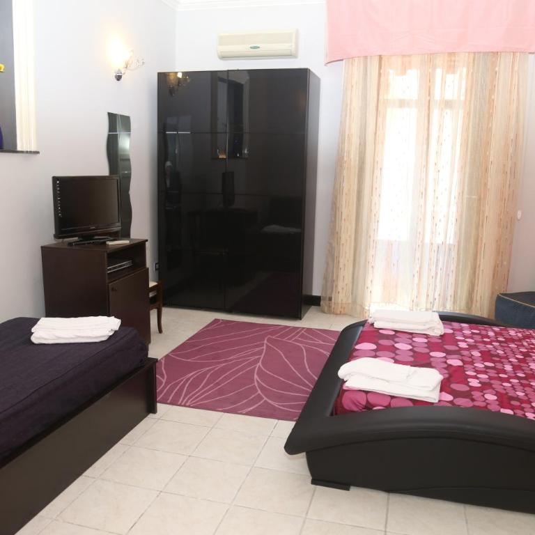 Hotel Sangiuliano 132 centro storico Catania - Deluxe Quadruple Room with Balcony - 8