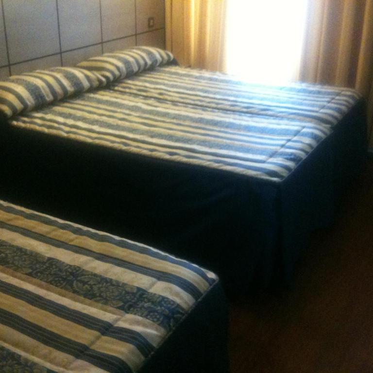 Hostal Larios - Double o Twin Room with Extra Bed - 5