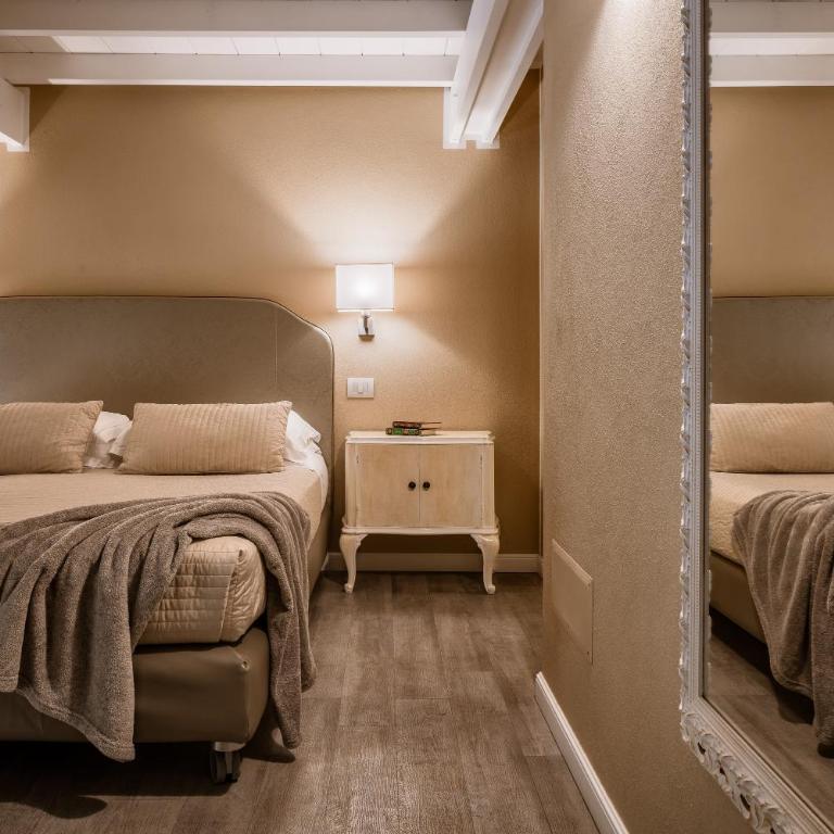 Palazzo Dessy Historic House - Suite with Balcony - Split Level - 17