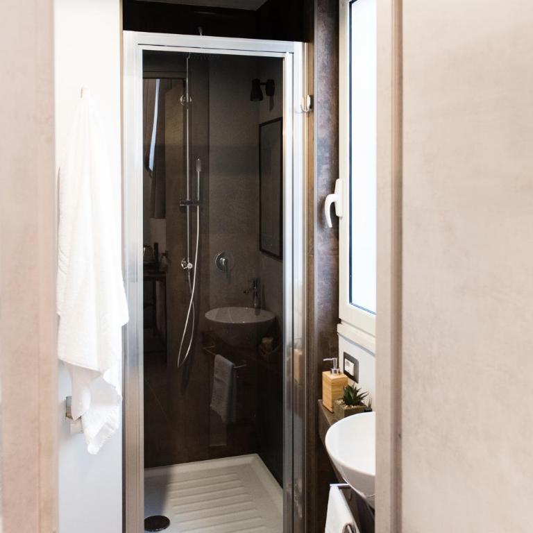 COLOSSEUM MUSIC DESIGN Guest House - Camera Matrimoniale con Bagno Privato - 5