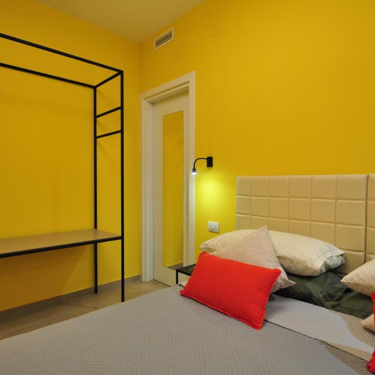 Delco Naples - Large Double or Twin Room - 1