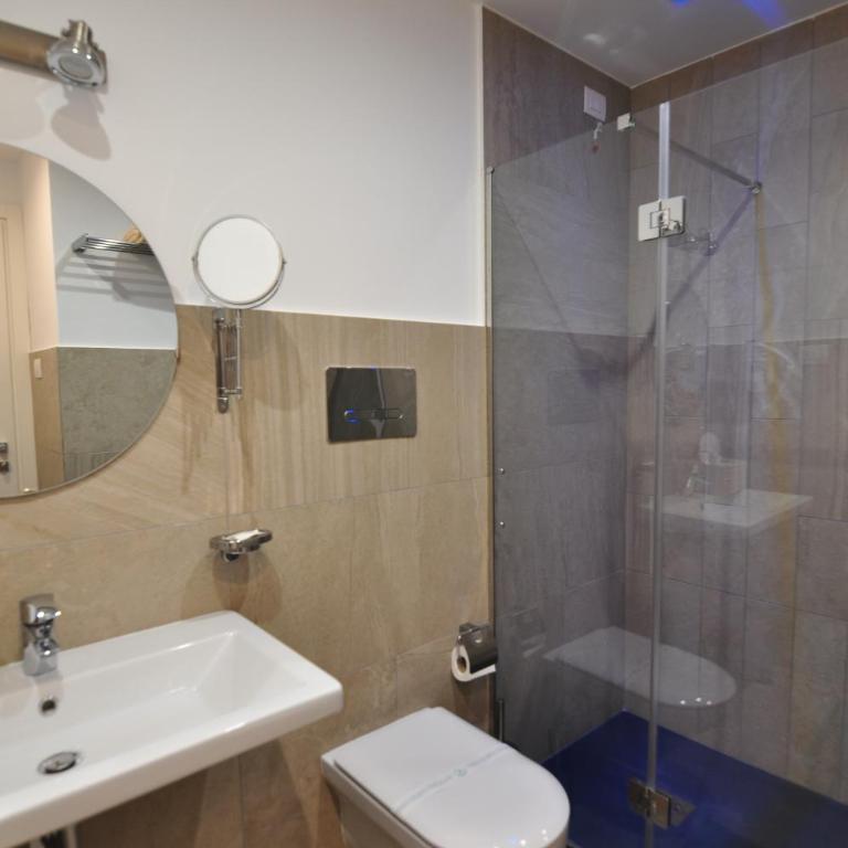 Delco Naples - Large Double or Twin Room - 4