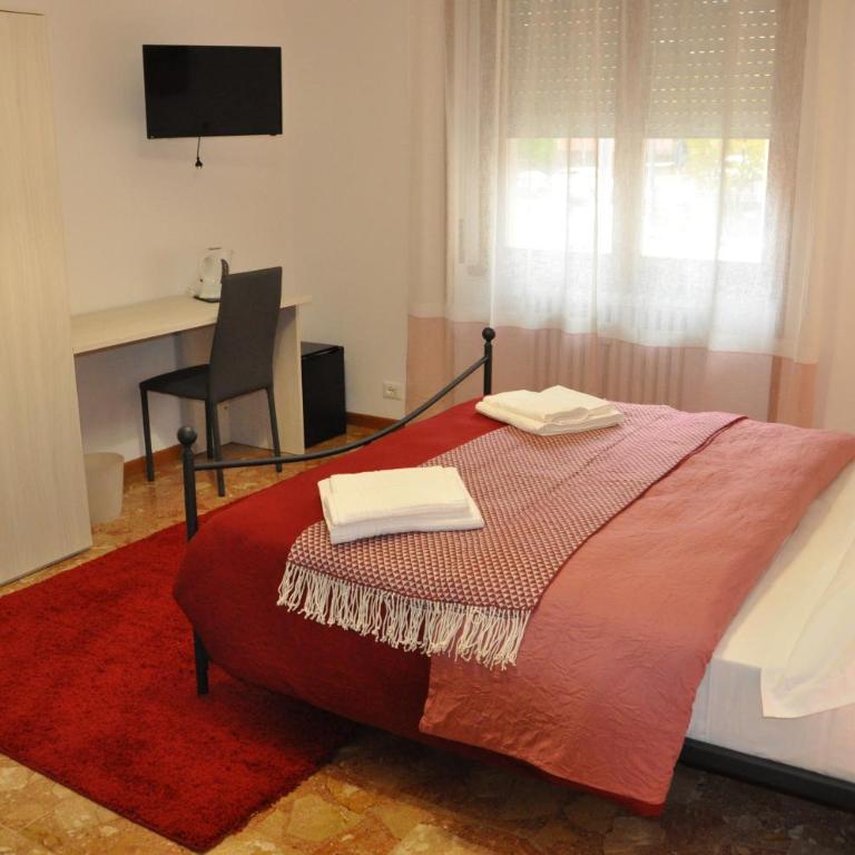 CityWalls Guest House Bergamo - Camera Matrimoniale con Bagno Privato Esterno - 3