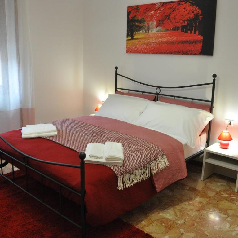 CityWalls Guest House Bergamo - Camera Matrimoniale con Bagno Privato Esterno - 4