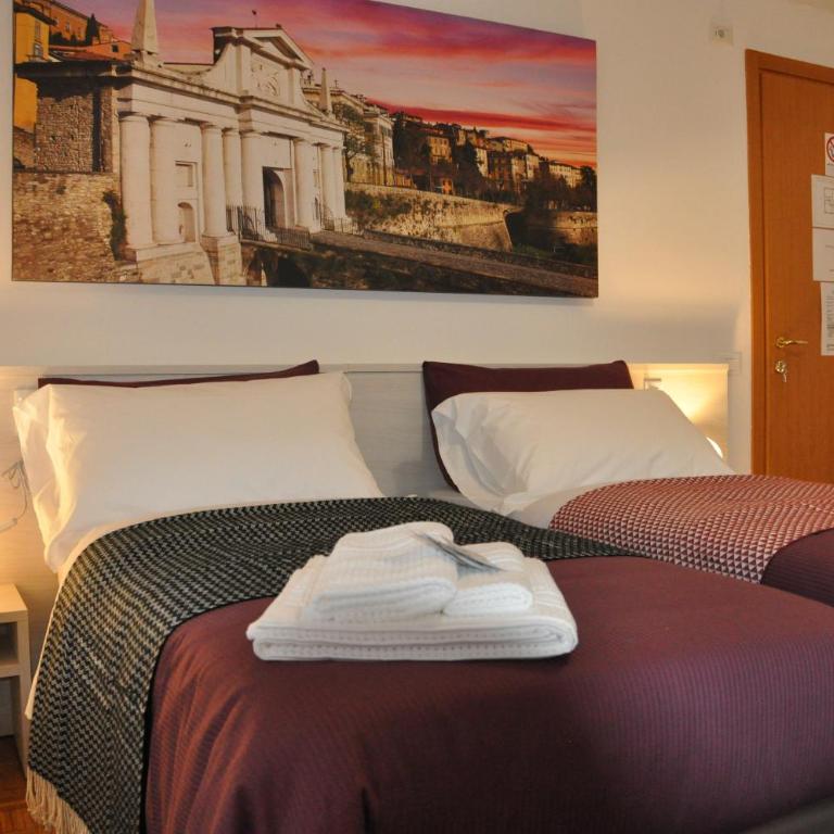 CityWalls Guest House Bergamo - Camera Matrimoniale/Doppia con Letti Singoli con Bagno Privato - 4