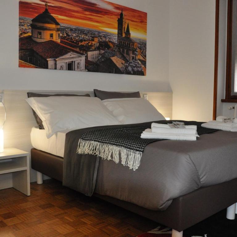 CityWalls Guest House Bergamo - Camera Matrimoniale/Doppia con Letti Singoli con Bagno Privato - 1