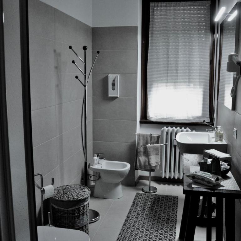 CityWalls Guest House Bergamo - Camera Matrimoniale con Bagno Privato Esterno - 6