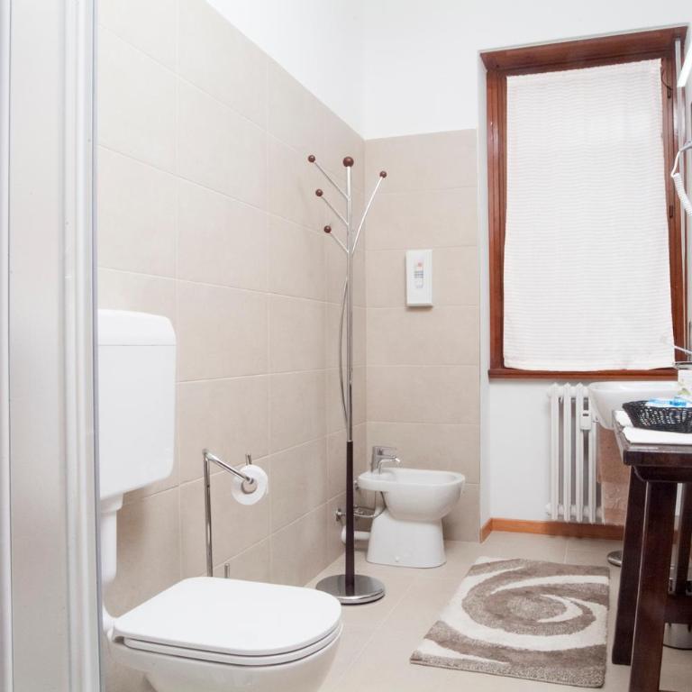 CityWalls Guest House Bergamo - Camera Matrimoniale con Bagno Privato Esterno - 7