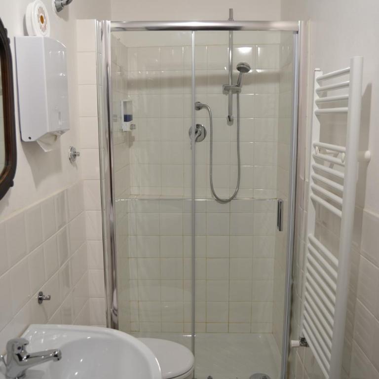 Time Out - Camera Singola con Bagno in Comune - 11
