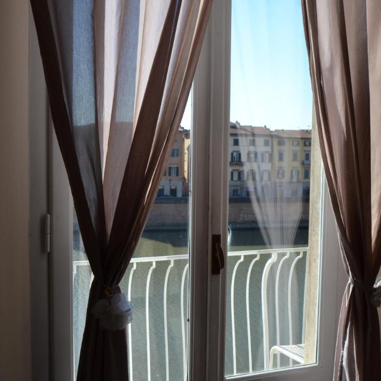 You & Me - Camera Matrimoniale con Balcone, Bagno in Comune e Vista Fiume - 8
