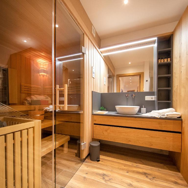 Apartments Adlerhorst Top 2 Zell am See with private sauna and in summer Zell am See Kaprun summercard - Apartment Top 2 mit 2 Schlafzimmern und Terrasse (4 Erwachsene + 2 Kinder) - 54