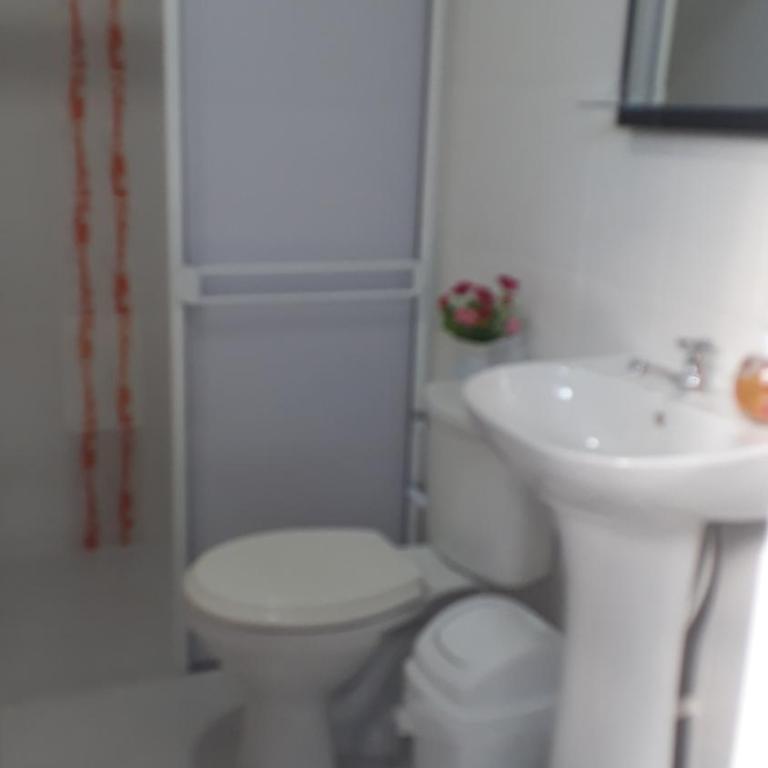 Hostal Villa Cecilia - Habitación Familiar con baño privado - 5