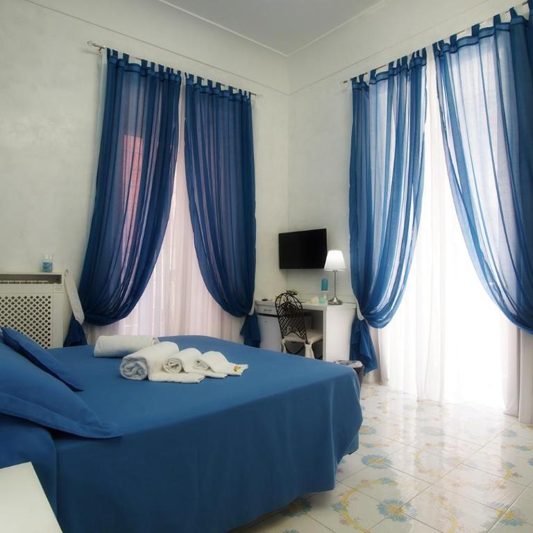 Le Vie Di Napoli B&B - Quadruple Room with Private Bathroom - 12
