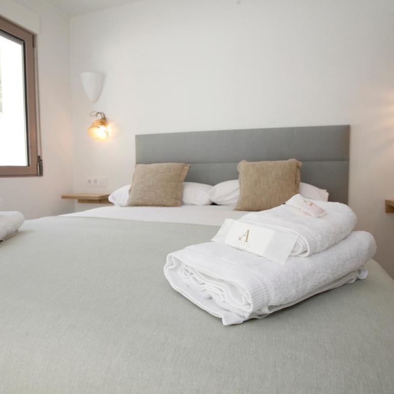 Abeniss Boutique B&B - Habitación con cama extragrande y vistas a la piscina - 5