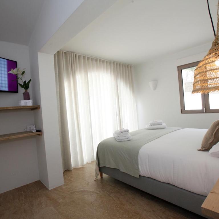 Abeniss Boutique B&B - Habitación con cama extragrande y vistas a la piscina - 1