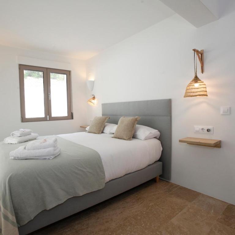 Abeniss Boutique B&B - Habitación con cama extragrande y vistas a la piscina - 2
