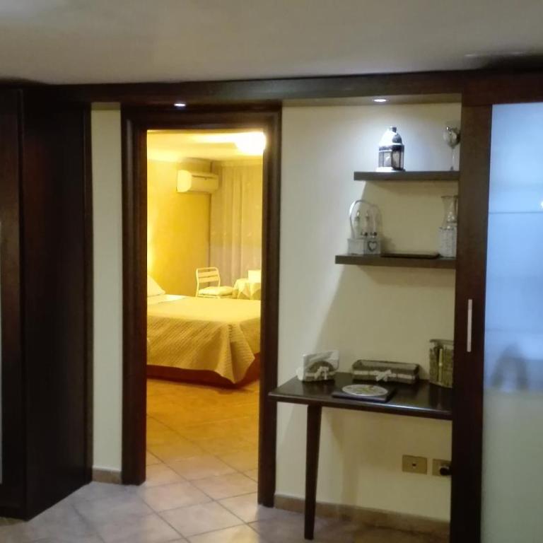 Domus Ugo - One-Bedroom Apartment - 13