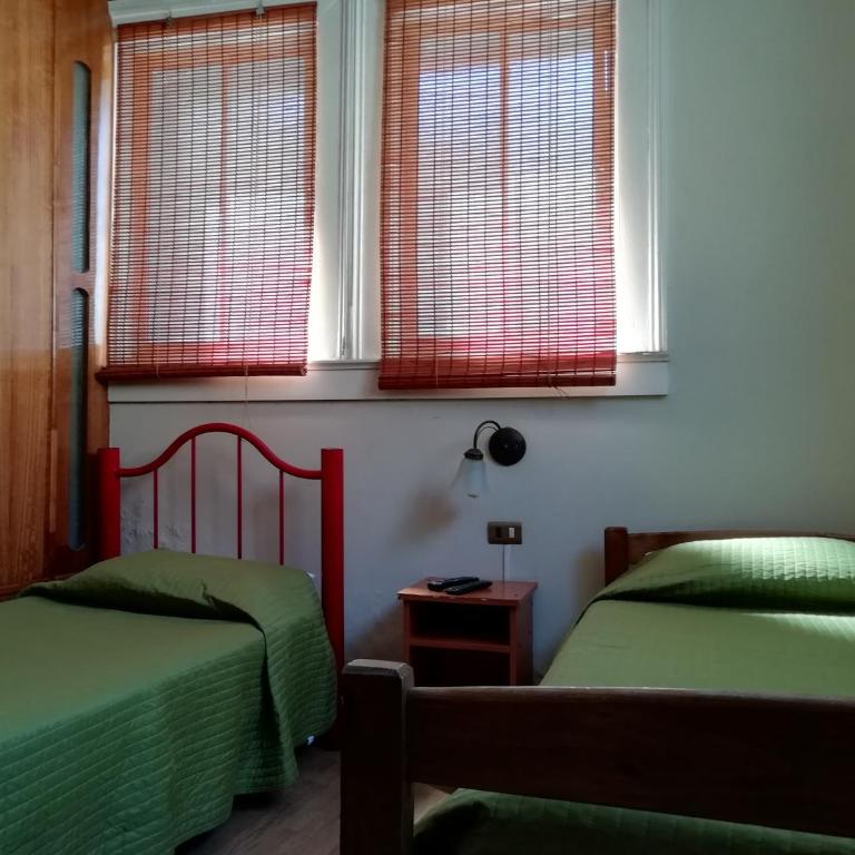 Hostal Dinamarca - Habitación Cuádruple con baño privado - 4