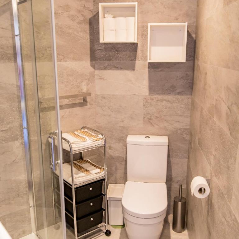 New Apartment Near the Beach & Train Station in Club Playa Flores - Apartamento de 1 dormitorio - 25