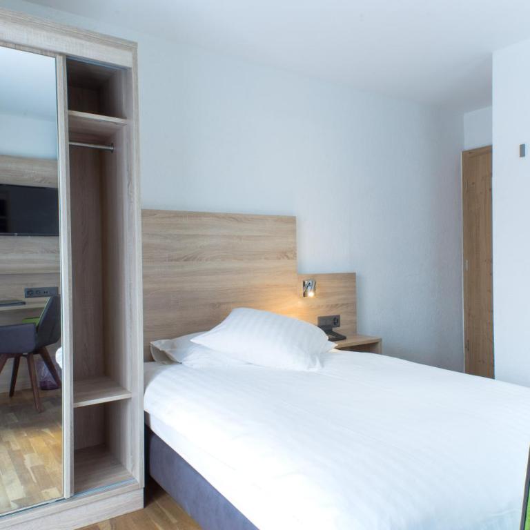 Hotel Bristol - Einzelzimmer mit großem Bett und Bergblick - 2