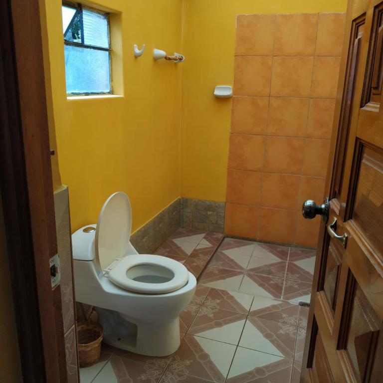 Refugio Ecologico Kalluchi - Habitación Doble con baño privado y vistas al lago - 2 camas - 3