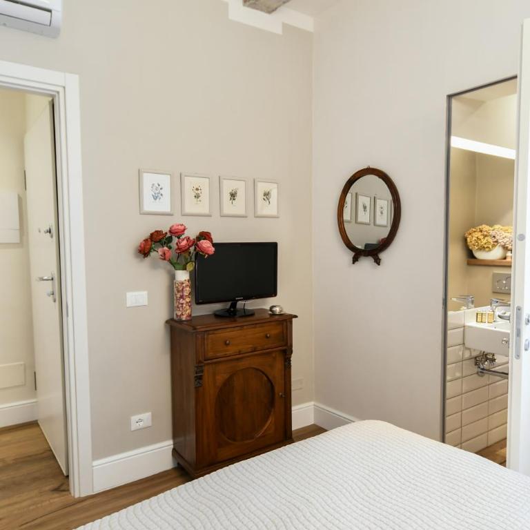 Oltrarno's Sweet Rose - FREE PARKING! - Apartment - 30