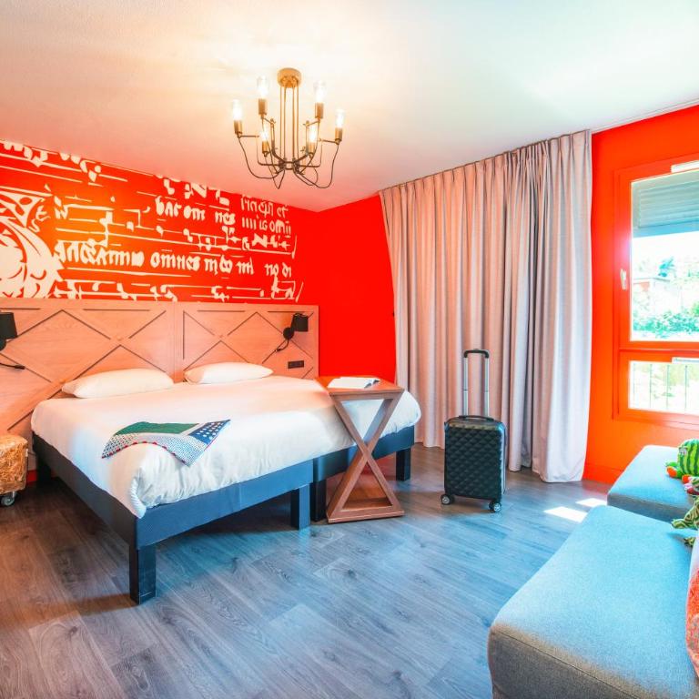 ibis Styles Carcassonne La Cité - Chambre Standard avec 1 Lit Double et 2 Canapés-Lits - 8