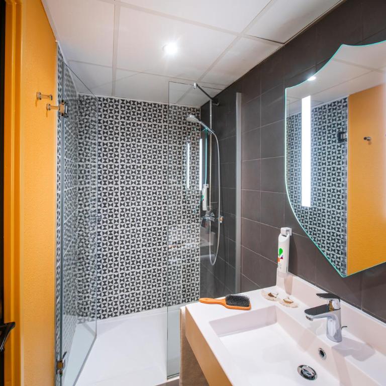 ibis Styles Carcassonne La Cité - Chambre Standard avec 1 Lit Double et 2 Canapés-Lits - 9