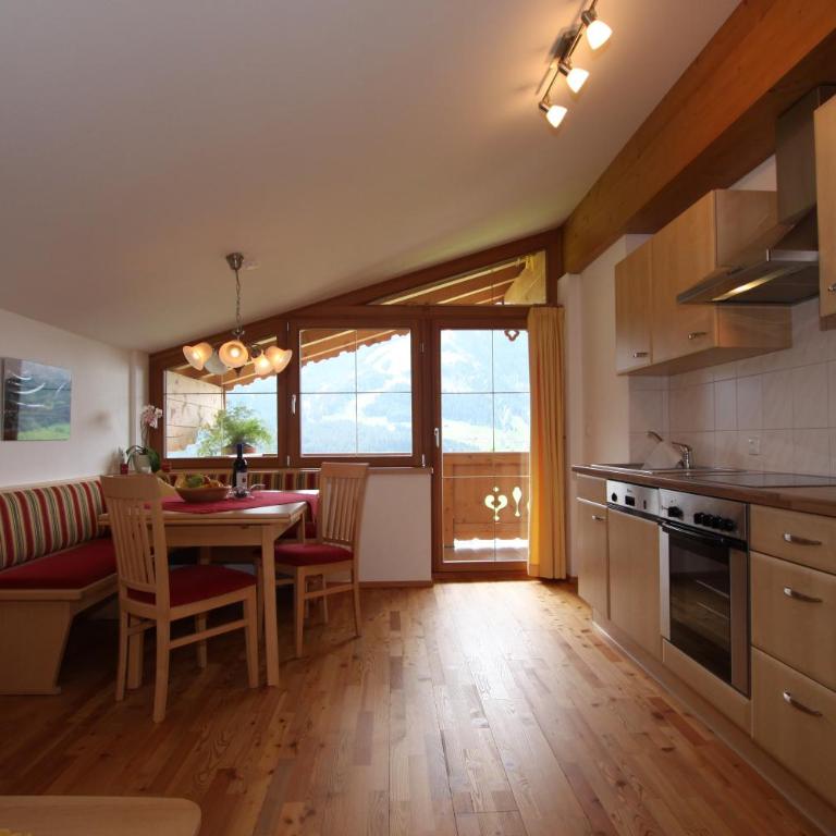 Bauernhof Hundbichl - Dachgeschoss-Apartment mit 2 Schlafzimmern und Balkon - 1