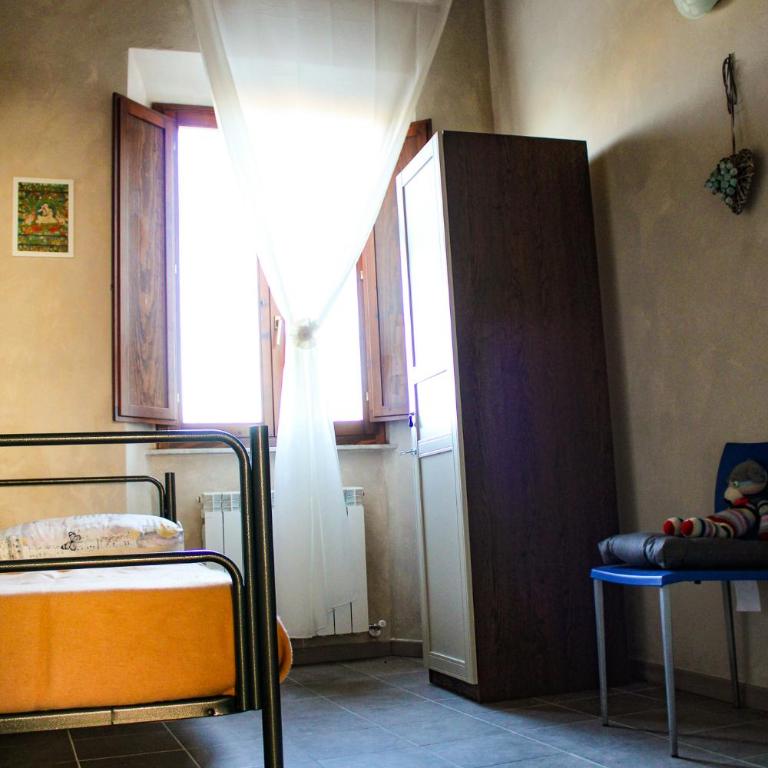- Il Casale Toscano - 5 minutes by car from Pisa Tower - CHECK IN FROM 3 PM - Rooms only with fan - No breakfast & No fridge - Free parking - - Camera Budget Doppia con Letti Singoli - 1