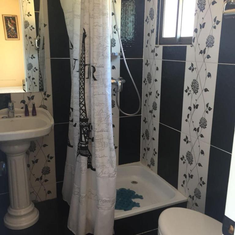 Hostal Gipuzkoa - Family Room with Private Bathroom - 10