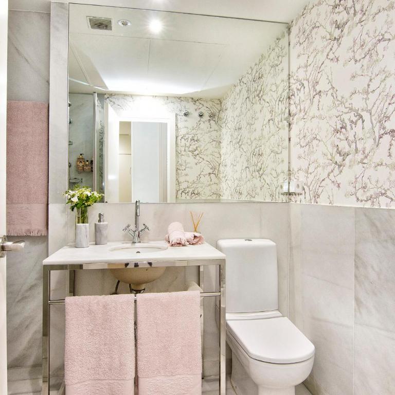 Central Deluxe Apartments - One-Bedroom Apartment - 5