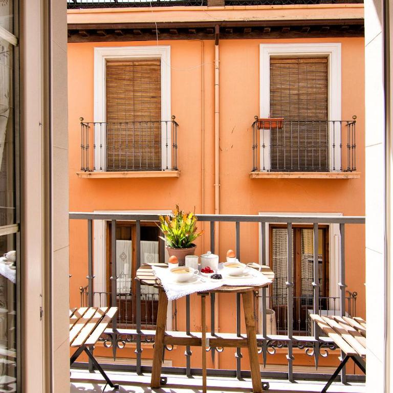 Central Deluxe Apartments - One-Bedroom Apartment - 10