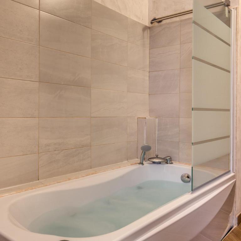 AMICI GUESTHOUSE - Suite con Vasca Idromassaggio - 4