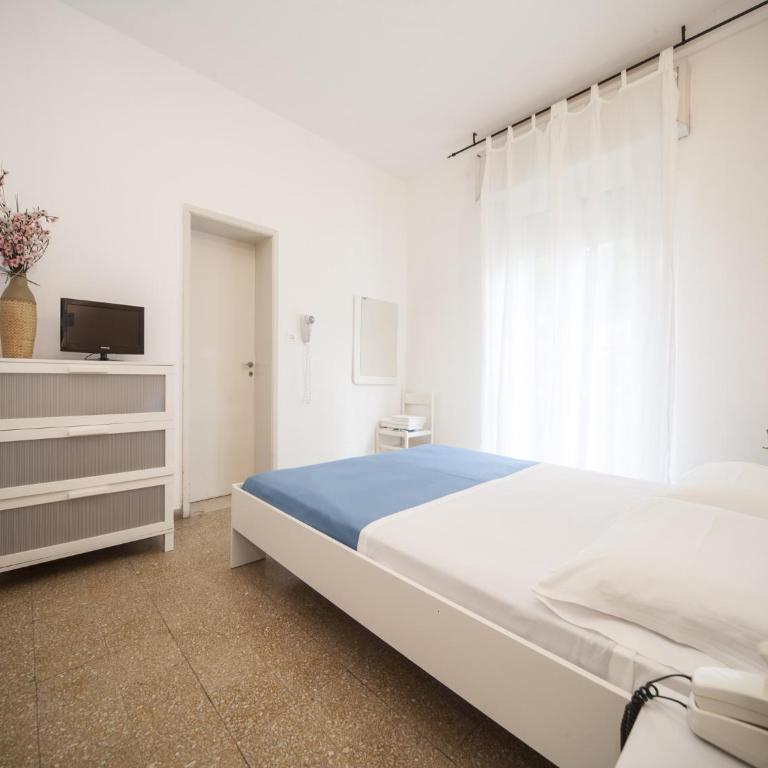 Hotel Colombo - Double Room with Balcony - 4