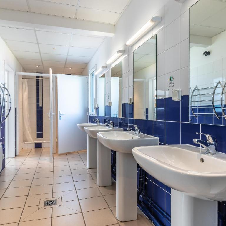 Bella Vista Guest Center Pays Basque - Dortoir Mixte de 5 Lits sans Télévision - Accès Salle de Bains Commune - Lits non Faits à l'Arrivée - 3