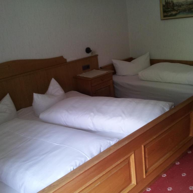 Gästepension Wiesenheim - Dreibettzimmer mit Balkon - 8
