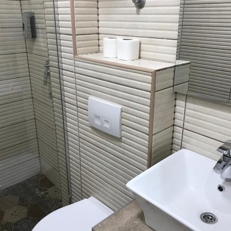 Hostel Fine - Dvokrevetna Soba sa Bračnim Krevetom i Sopstvenim Kupatilom - 15