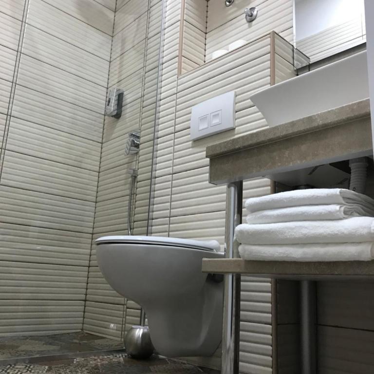 Hostel Fine - Dvokrevetna Soba sa Bračnim Krevetom i Sopstvenim Kupatilom - 12