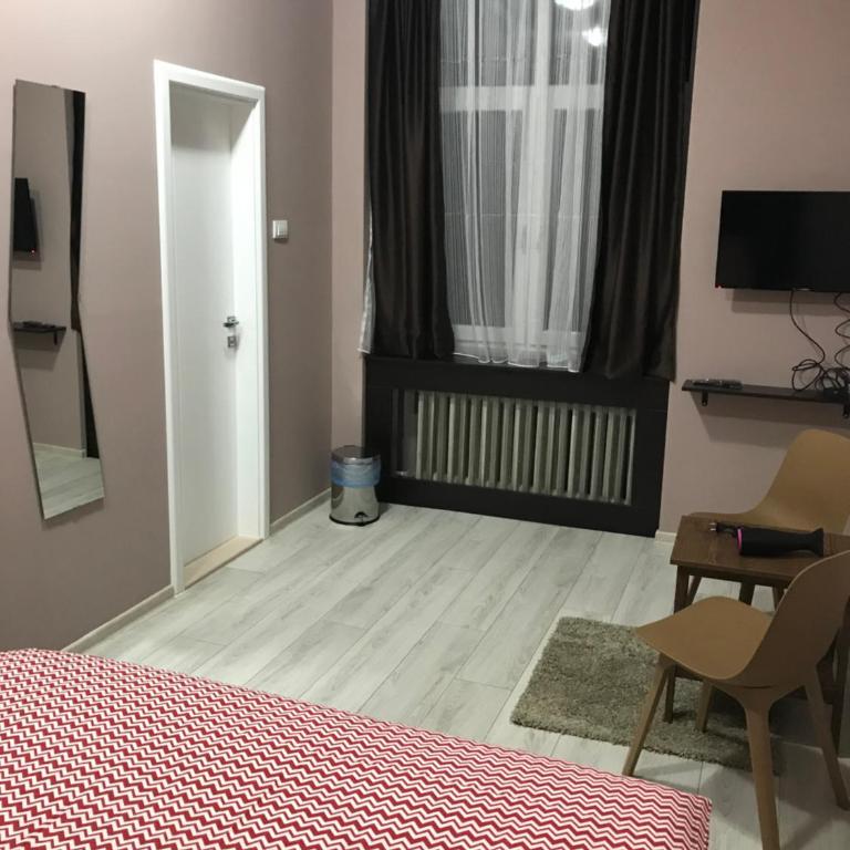 Hostel Fine - Dvokrevetna Soba sa Bračnim Krevetom i Sopstvenim Kupatilom - 4