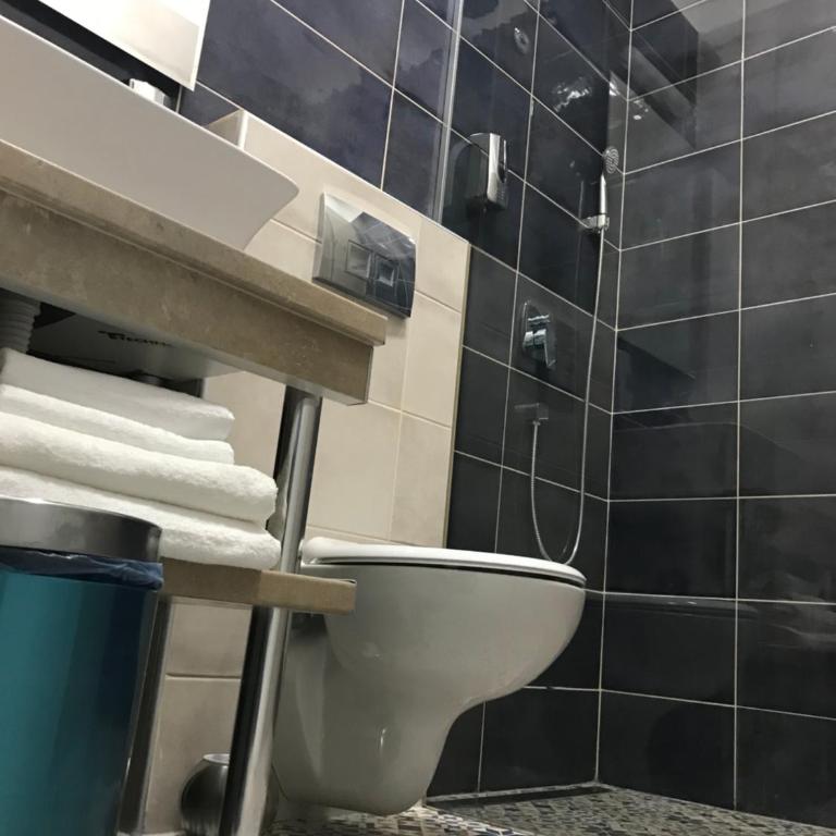 Hostel Fine - Dvokrevetna Soba sa Bračnim Krevetom i Sopstvenim Kupatilom - 6