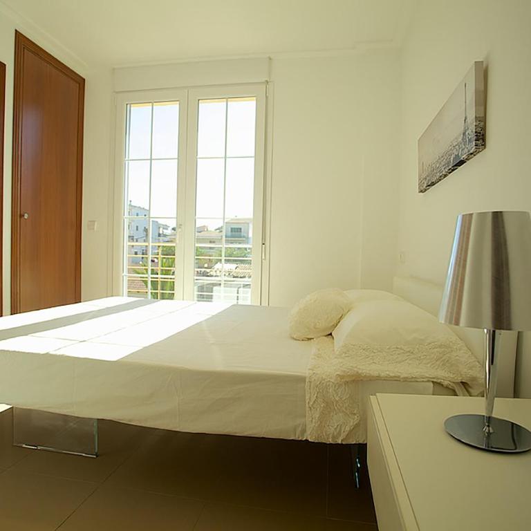 Apartment Minimal - Three-Bedroom Apartment - 22