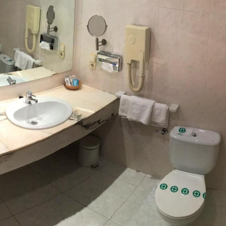 Hotel Roc Del Castell - Habitación Triple con bañera - 4