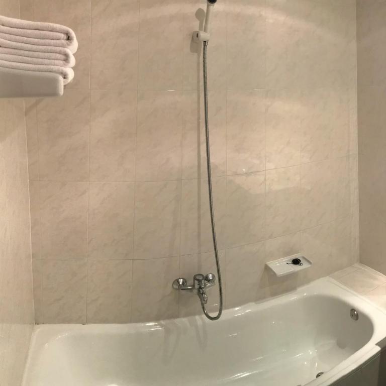 Hotel Roc Del Castell - Habitación Triple con bañera - 1
