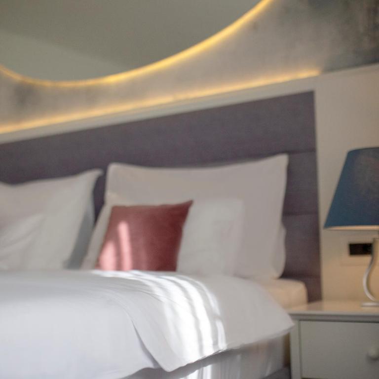 Public House Hotel - Dvokrevetna Soba sa Bračnim Krevetom / 2 Zasebna Kreveta i Besplatnim Parkingom - 5