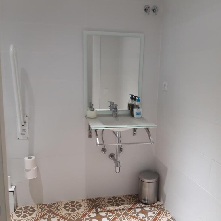 Hostal Nova Barcelona - Single Room - Disability Access with Private Bathroom - 5